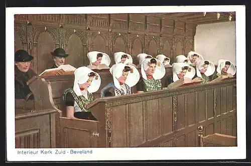 AK Zuid-Beveland, Interieur Kerk, Frauen in niederländischer Tracht in der Kirche