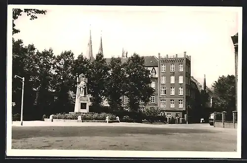 AK Steyl, Missionshaus St. Michael, Südflügel und Pfortenbau, Stifterdenkmal