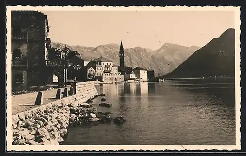AK Perast, Blick übers Wasser auf den Ort