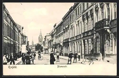 AK Krefeld, Blumenstrasse mit Passanten und Kirchtürmen