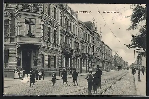 AK Krefeld, St. Antonstrasse mit Geschäftshaus und Passanten