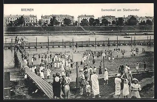 AK Bremen, Damenbad am Stadtwerder mit Badegästen und Stadtpanorama