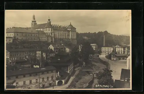 Foto-AK Braunau i. B., Ortspartie mit Blick zum Kloster