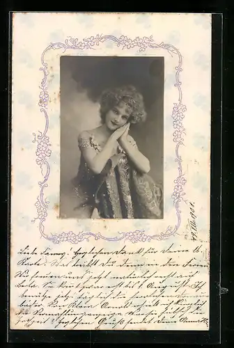 Foto-Collage-AK Junge Dame mit gefalteten Händen