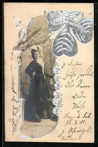Foto-Collage-AK Junge Frau im schwarzen Kleid