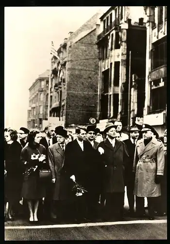Fotografie unbekannter Fotograf, Ansicht Berlin, Senator Robert Kennedy und Willy Brand an der Grenzline Friedrichstrasse