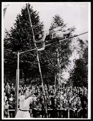 Fotografie Max Schirner, Berlin, rumänischer Stabhochspringer Dumitrescu beim Leichtathletik Länderkampf in Breslau