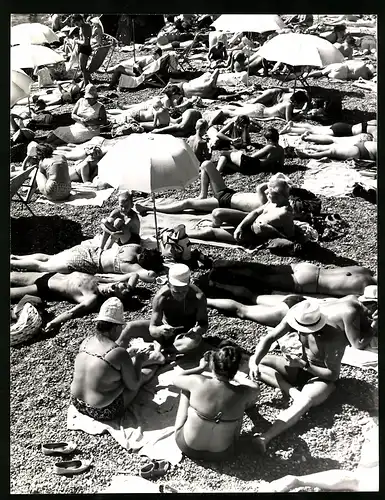 Fotografie unbekannter Fotograf und Ort, Badegäste in Bademode am völlig überfüllten Stein Strand