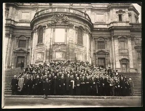 Fotografie Enello Pietro, Rom, Ansicht Rom, Priester und Pfarrer vor der Basilica of Santa Maria Maggiore