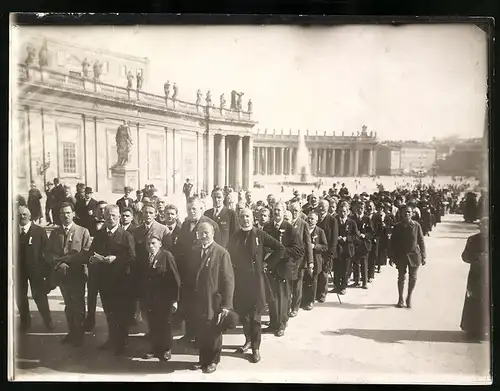 Fotografie Anello Pietro, Rom, Ansicht Rom, Gäste und Pfarrer an der Basilica of Santa Maria Maggiore