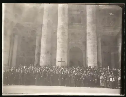 Fotografie Anello Pietro, Rom, Ansicht Rom, Geistliche und Besucher posieren vor der Basilica of Santa Maria Maggiore