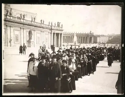 Fotografie Anello Pietro, Rom, Ansicht Rom, Busucher warten auf Einlass in die Basilica of Santa Maria Maggiore