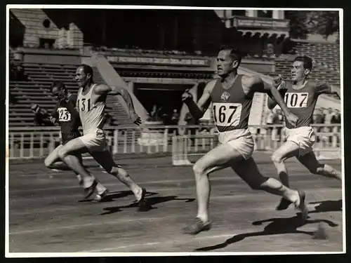 Fotografie Fotograf unbekannt, Moskau, Sprinter beim 200 Meter Lauf, Wettkampf