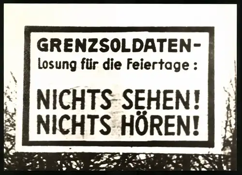 Fotografie unbekannter Fotograf, Ansicht Berlin, Plakat des Westberliner Senats mit Parole an die NVA Grenzsoldaten