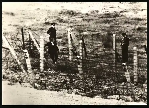 Fotografie unbekannter Fotograf, Ansicht Berlin, Westberliner Grenzer und Zollbeamte stellen Grenzverletzer am Grenzwall