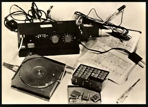 Fotografie Fotograf unbekannt, Funkausrüstung eines in der DDR festgenommenen Spions des westdeutschen Nachrichtendienst