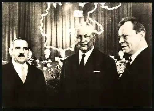 Fotografie unbekannter Fotograf und Ort, westdeutscher Regierungschef Kiesinger, Willy Brandt und Jahn