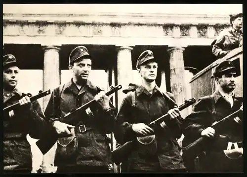 Fotografie unbekannter Fotograf, Kampfgruppe der Arbeiterklasse schützen Errichtung der Mauer