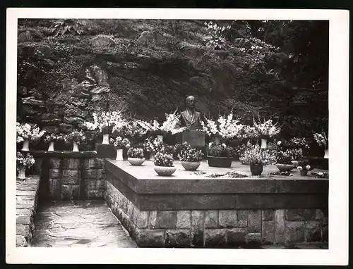 Fotografie unbekannter Fotograf, Ansicht Sezimovo Usti, Grab des Präsidenten Edvard Benes der Tschechoslowakei