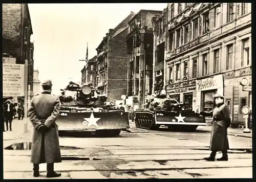 Fotografie unbekannter Fotograf, Ansicht Berlin-Mitte, Grenze Friedrichstrasse US Soldaten rücken mit Panzer in DDR vor