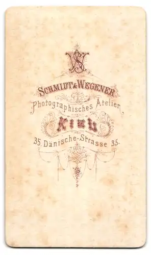 Fotografie Schmidt & Wegener, Kiel, niedliches kleines Mädchen mit Puppe im Arm