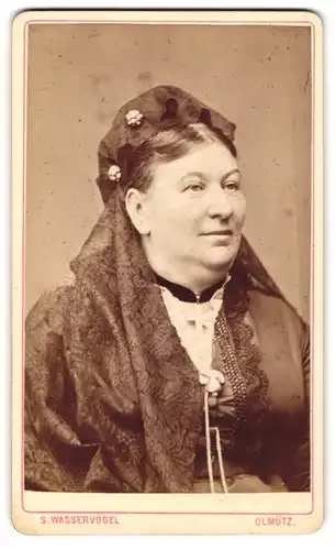 Fotografie S. Wasservogel, Olmütz, Dame im schwarzen Kleid mit Kopftuch