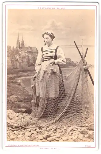 Fotografie Ad. Braun, Dornach, junge Schweizerin in Tracht aus Bale als Fischerin