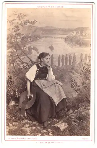 Fotografie Ad. Braun, Dornach, junge Schweizerin im Trachtenkleid aus Schaffhausen vor einer Studiokulisse