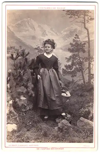 Fotografie Ad. Braun, Dornach, hübsche junge Schweizerin im Trachtenkleid aus Grisons vor einer Studiokulisse