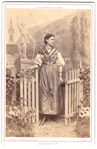 Fotografie Ad. Braun, Dornach, junge Dame in Tracht aus dem Kanton Uri vor einer Studiokulisse