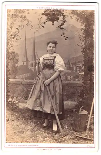 Fotografie Ad. Braun, Dornach, junge Schweizerin in Tracht aus Luzern mit Pike vor einer Studiokulisse