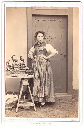 Fotografie Ad. Braun, Dornach, junge Schweizerin aus Thurgau in Tracht als Holzschnitzerin