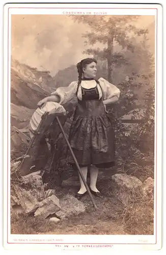 Fotografie Ad. Braun, Dornach, junge Frau im Trachtenkleid aus Bern als Käserin vor einer Studiokulisse