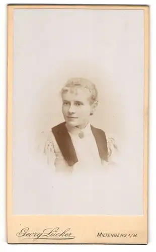 Fotografie Georg Lücker, Miltenberg a. M., Junge hübsche Dame mit Kragenbrosche