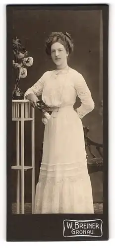 Fotografie W. Breiner, Gronau /Hann., Junge Dame im weissen Kleid