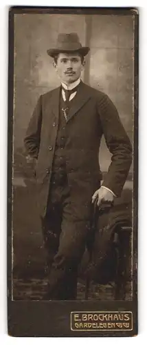 Fotografie E. Brockhaus, Gardelegen, Junger Herr im Anzug mit Krawatte