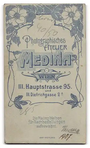 Fotografie Atelier Medina, Wien, Hauptstr. 95 und Dietrichgasse 2 A, Elegant gekleideter Herr mit Schnauzbart