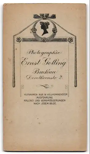 Fotografie Ernst Golling, Buckau, Dorotheenstr. 2, Halbwüchsiger Knabe im Anzug mit einem Buch