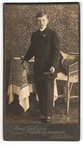 Fotografie Ernst Golling, Buckau, Dorotheenstr. 2, Halbwüchsiger Knabe im Anzug mit einem Buch