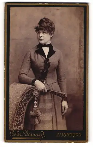 Fotografie Gebr. Voisard, Augsburg, Fuggerstr., Elegante Dame mit Fächer