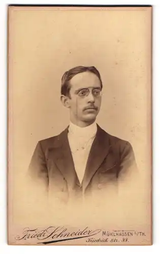 Fotografie Friedr. Schneider, Mühlhausen i. Th., Friedrich-Str. 33, Eleganter Herr mit Zwicker