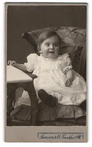 Fotografie Samson & Co., Frankfurt a. M., Kaiserstr. 1, Zeil 46, Kleines Kind im weissen Kleid