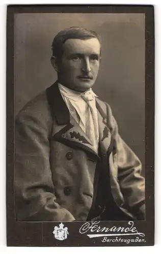 Fotografie Fernande, Berchtesgaden, Junger Mann in Trachtenjacke mit Krawatte