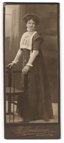 Fotografie Alb. Landmesser, Neuss a. Rh., Junge Dame im hübschen Kleid