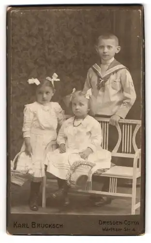 Fotografie Karl Brucksch, Dresden-Cotta, Warthaer Str. 4, Junge im Matrosenhemd mit zwei Mädchen