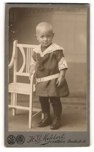 Fotografie H. G. Mehlert, Itzehoe, Breitestr. 25, Kleines Kind im hübschen Kleid