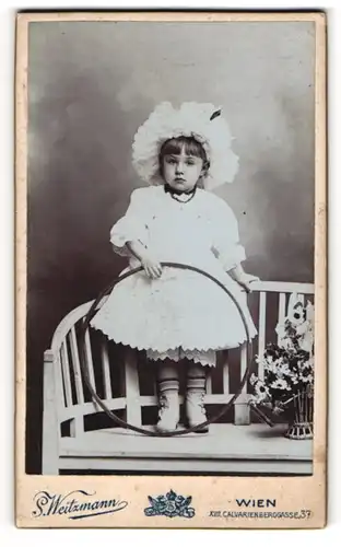 Fotografie S. Weitzmann, Wien-Hernals, Calvarienberggasse 37, Kleines Mädchen im weissen Kleid mit Reifen
