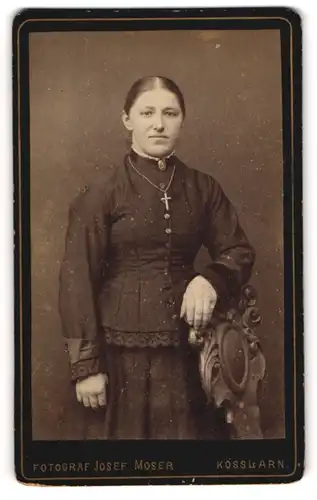 Fotografie Josef Moser, Kösslarn, Junge Dame mit Kragenbrosche und Kreuzkette