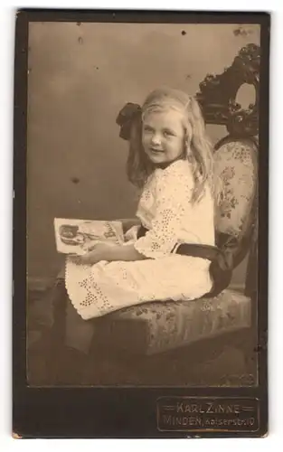 Fotografie Karl Zinne, Minden, Kaiserstr. 10, Hübsches Mädchen im Kleid mit Zeitung