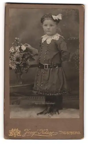 Fotografie Josef Käser, Trostberg, Marktstr. 35, Kind im hübschen Spitzenkleid